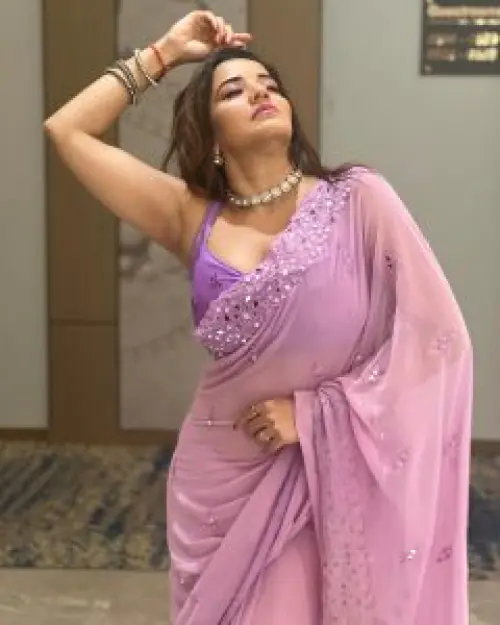 Monalisa hot Pose in Pink Saree: मोनालिसा ने दिया कातिलाना पोज़