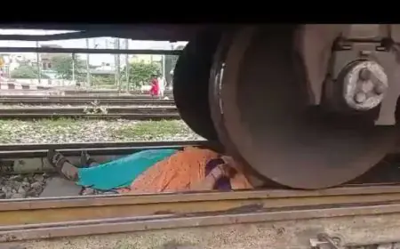 महिला ने बिना पीछे देखे रेल पटरी पार करने की कोशिश की