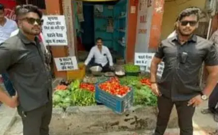 टमाटर लूट के डर से सब्जी विक्रेता ने दुकान पर रखे दो बाउंसर, वायरल न्यूज