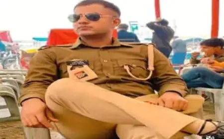 Viral photo: सिपाही कर रहा है दरोगा की वर्दी पहन कर प्रचार