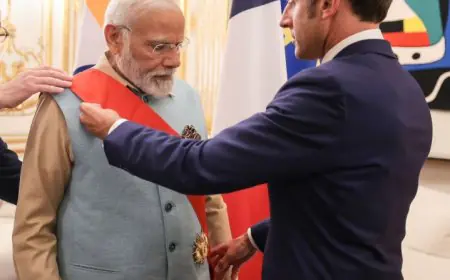 फ्रांस के राष्ट्रपति इमैनुएल मैक्रों ने प्रधानमंत्री नरेंद्र मोदी को फ्रांस के सर्वोच्च नागरिक सम्मान से सम्मानित किया