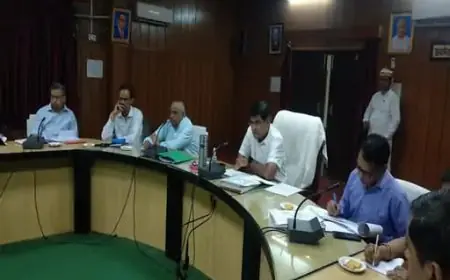UP News: कमिश्नर मनीष चौहान ने दिए काम न करने वाले ठेकेदारों को ब्लैकलिस्टेड करने के निर्देश
