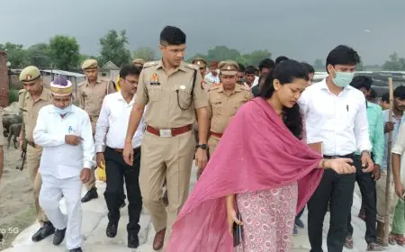 Kasganj news : जिलाधिकारी ने गंगा तट पर स्थित ग्राम बरौना पहुंच कर बाढ़ से बचाव के लिये कराये गये कार्यों का किया स्थलीय निरीक्षण