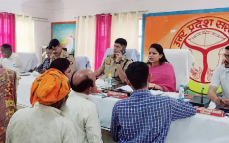 Kasganj DM व पुलिस अधीक्षक ने तहसील पटियाली में जनता की सुनीं समस्यायें व शिकायतें