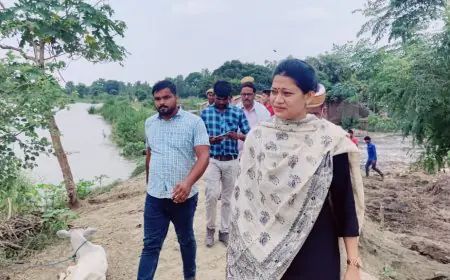 Kasganj news  जिलाधिकारी ने गंगा नदी के तटवर्ती गांव दतलाना व उढ़ेर पुख्ता बांधों का किया स्थलीय निरीक्षण।