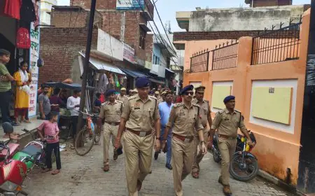 Kasganj news आगामी मोहर्रम की सुरक्षा व्यवस्था के दृष्टिगत ढोलना थाना के क्षेत्रान्तर्गत कस्बा बिलराम में पैदल मार्च किया।