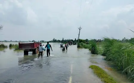 Farrukhabad: बाढ़ का कहर जारी सड़कों पर 3 फुट तक पानी का तेज बहाव