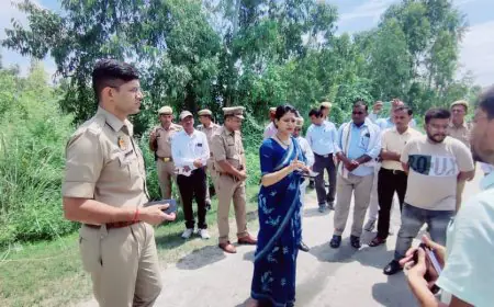 कासगंज खबर डी एम  व एस पी ने बाढ़ग्रस्त तटवर्ती गांवों का स्थलीय निरीक्षण कर व्यवस्थाओं का लिया जायजा