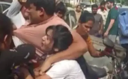 10 वर्षीय घरेलू सहायिका को पीटने पर भीड़ ने महिला पायलट और उसके पति को भीड़ ने पीटा
