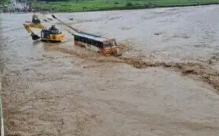 UP रोडबेज की बस बाढ़ में फंसी 34 यात्रियों की जान जेसीबी से बचाई