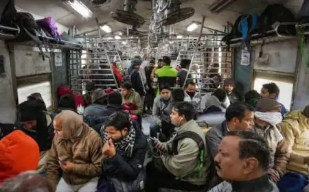 रेलवे में सवारी करते समय जनरल बोगी में भरी जाती है जानवरों की तरह सवारीया