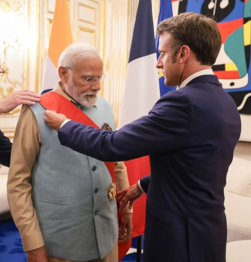 फ्रांस के राष्ट्रपति इमैनुएल मैक्रों ने प्रधानमंत्री नरेंद्र मोदी को फ्रांस के सर्वोच्च नागरिक सम्मान से सम्मानित किया