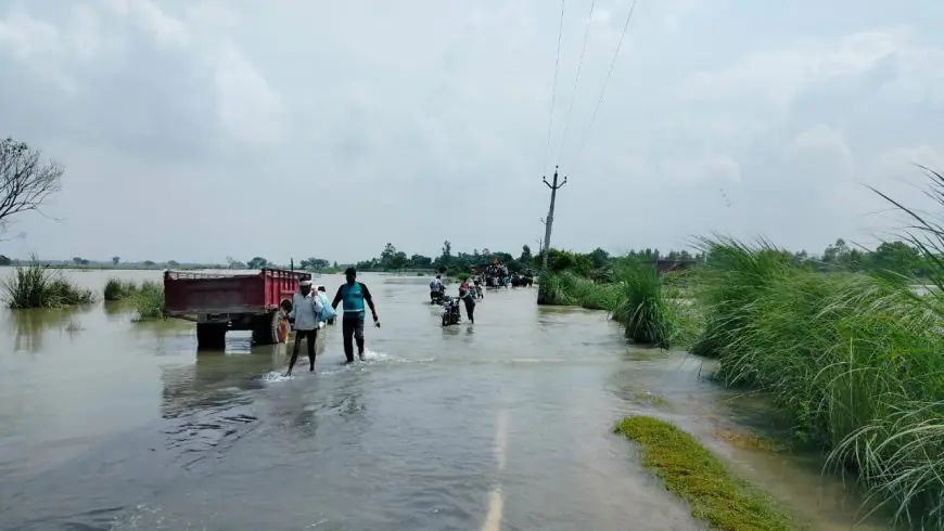 Farrukhabad: बाढ़ का कहर जारी सड़कों पर 3 फुट तक पानी का तेज बहाव