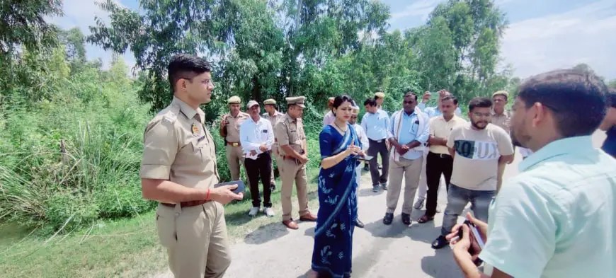 कासगंज खबर डी एम  व एस पी ने बाढ़ग्रस्त तटवर्ती गांवों का स्थलीय निरीक्षण कर व्यवस्थाओं का लिया जायजा