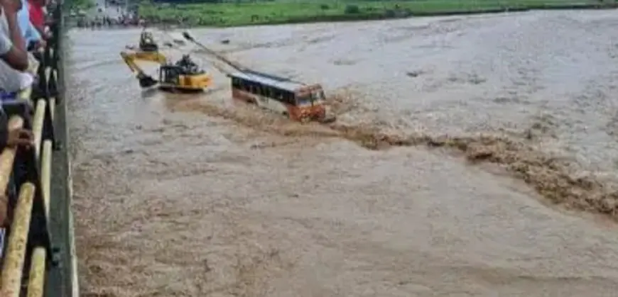 UP रोडबेज की बस बाढ़ में फंसी 34 यात्रियों की जान जेसीबी से बचाई