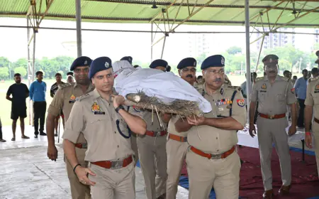 दरोगा के शव को पुलिस लाइन स्थित परेड ग्राउंड में सलामी देकर उनके पैतृक गाँव भेजा गया,