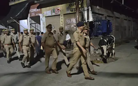 पटियाली सीओ ने पुलिस बल के साथ पैदल मार्च कर जनता को सुरक्षा का दिलाया भरोसा