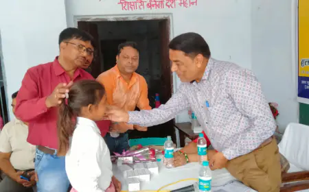 अमृता  को एल्बेंडाजोल की गोली खिलाकर सीएमओ ने शुरू किया कृमि मुक्ति दिवस