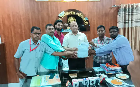 Kasganj news एम्बुलेंस में प्रोग्राम मैनेजर द्वारा हो रहे भ्रष्टाचार के विरोध में पत्रकार समाज कल्याण समिति कासगंज ने CMO कासगंज को सौपा ज्ञापन।