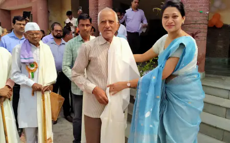 जिलाधिकारी ने कलेक्ट्रेट परिसर में किया ध्वजारोहण। स्वतंत्रता सेनानियों के परिजनों को शाल उढ़ाकर किया गया