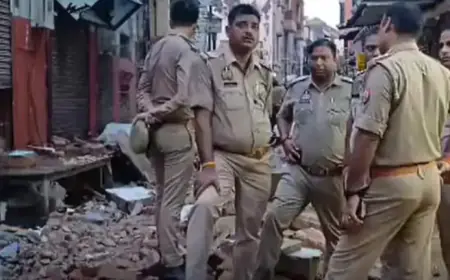 बांकेबिहारी मन्दिर के पास बड़ा हादसा, पुरानी बिल्डिंग का हिस्सा गिरने से 5 की मौत कई घायल