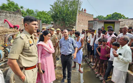 Kasganj news जिलाधिकारी ने गंगा नदी के तटवर्ती क्षेत्रों का स्थलीय निरीक्षण कर व्यवस्थाओं को परखा।