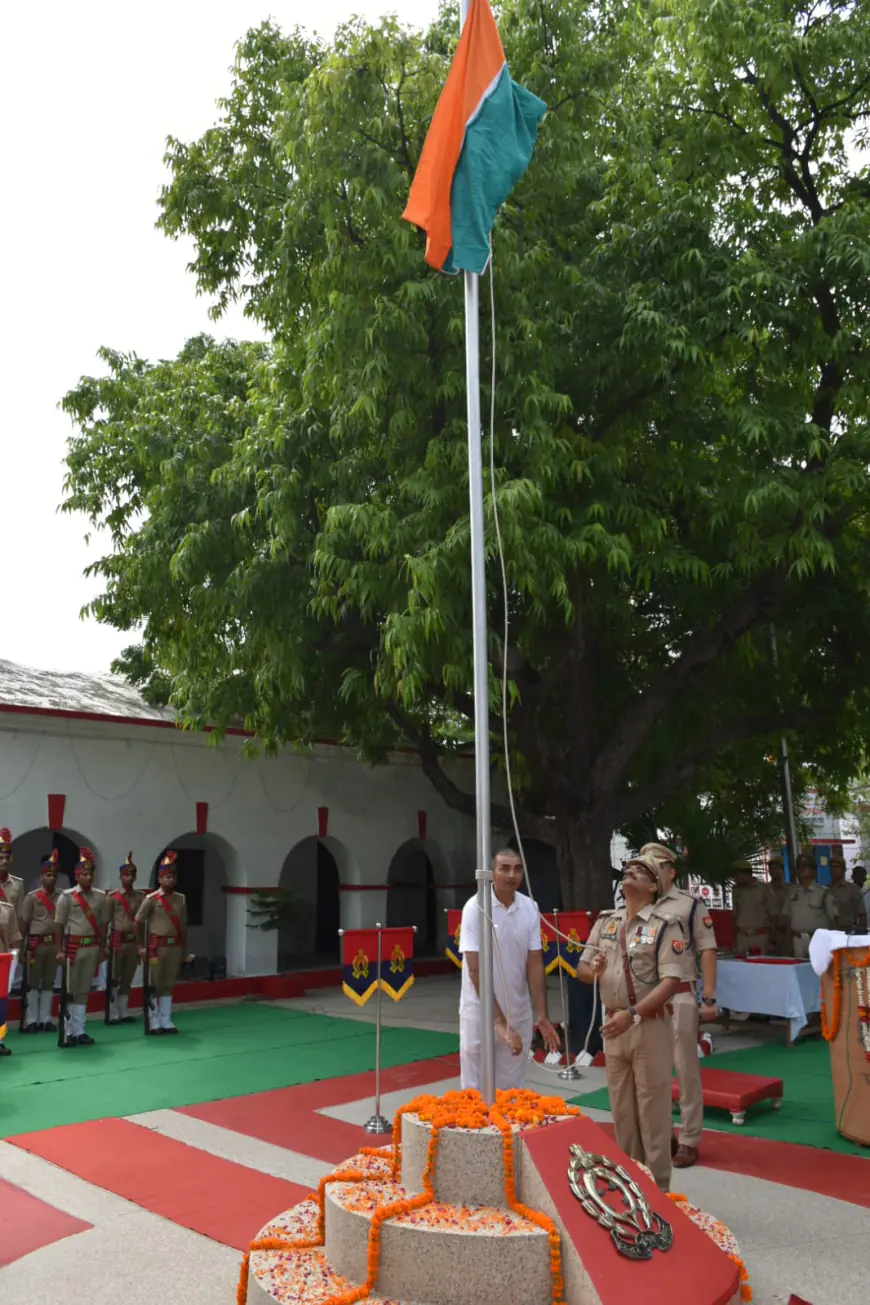 गूंज रहा है दुनिया में हिंदुस्तान का नारा, चमक रहा है आसमान में तिरंगा हमारा