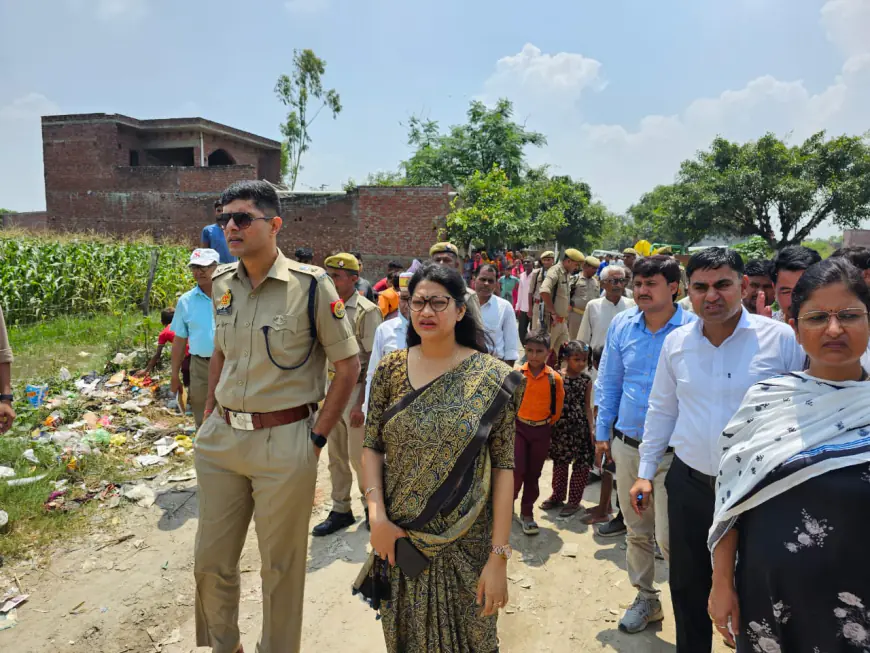 कासगंज जिलाधिकारी ने गंगा के तटवर्ती  बाढ़ प्रभावित क्षेत्रों का भ्रमण कर ग्रामवासियों की समस्याओं को मौके पर देखा, सुरक्षात्मक उपाय करने के दिये निर्देश।।