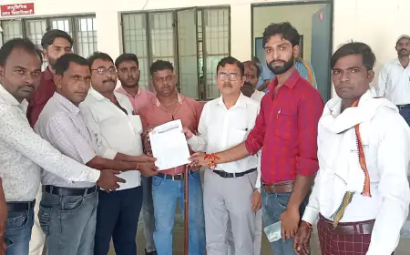 Kasganj news कलम पर बंदिशें  लगाने वाले काले आदेश की वापिसी के लिए माननीय मुख्यमंत्री के नाम जिलाधिकारी को सौंपा ज्ञापन।