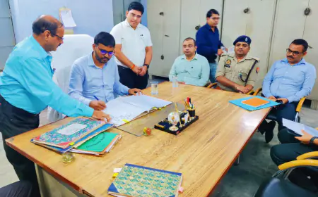 नवागत जिलाधिकारी प्रेम रंजन सिंह ने जनपद कोषागार पहुंचकर लिया चार्ज