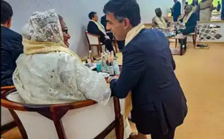 Rishi Sunak Viral Picture: शेख हसीना कुर्सी पर बैठीं हैं और सुनक नंगे पैर घुटनों के बल उनसे बात कर रहे हैं
