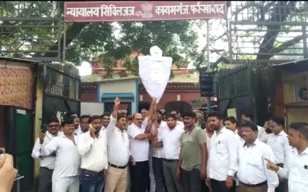 वकीलों का आंदोलन उग्र, तहसील में फूंका उत्तर प्रदेश सरकार का पुतला