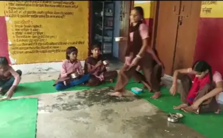 लापरवाही:स्कूल भवन की हालत जर्जर, हादसे के डर के साय में रहकर पढ़ते हैं