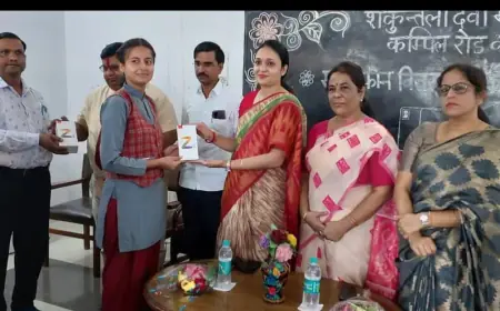 शकुन्तला देवी महाविद्यालय की छात्रों को मिले निशुल्क स्मार्टफोन
