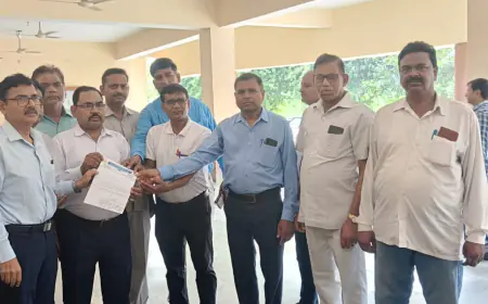 कासगंज शान्ति का प्रतीक सफेद रंग से पुतवाया जाय गौतम बुद्ध द्वार,जिलाधिकारी को सौपा ज्ञापन।