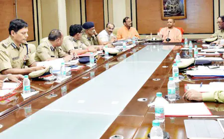 CM योगी ने आईपीएस की मीटिंग में कप्तानों की जमकर ली क्लास , छात्रा का दुपट्टा खींचे जाने पर sp से बोले उस समय आरती उतार रहे थे