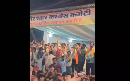 गा रहे थे BJP के बड़े नेता, झूम रहे थे Congress के कार्यकर्ता