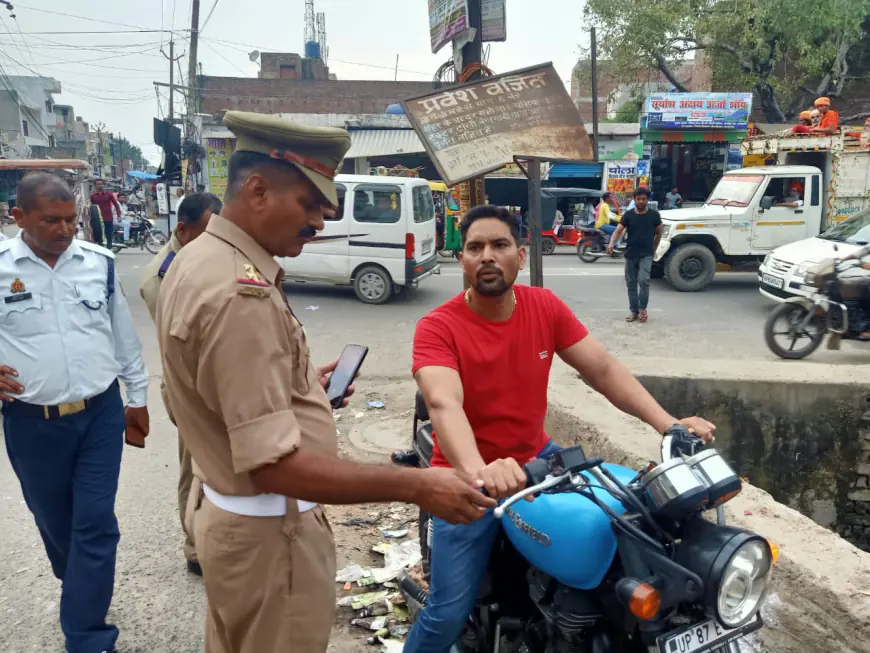 कासगंज यातायात नियमों के उलंघन करने वाले 120 वाहनों के कटे चालान