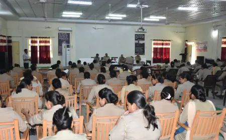 DIG अलीगढ़ ने एटा में  एंटी रोमियो स्क्वाड/महिला बीट एवं हेल्प डेस्क के नोडल अधिकारी तथा महिला बीट कर्मचारी के साथ की  गोष्ठी