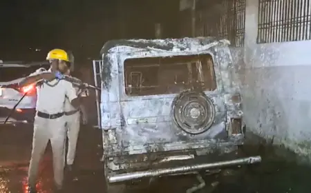 पुलिस से बचने के लिए पोखर में कूदा युवक, मौत के बाद लोगों ने लगाई आग