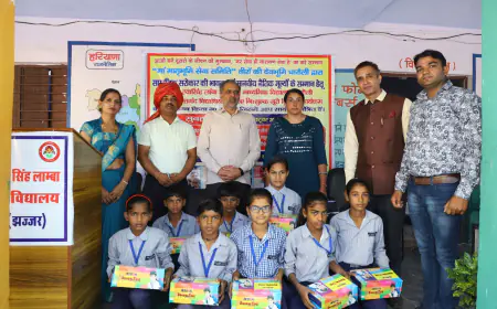 नेक कमाई से जरूरतमंद विद्यार्थियों को वितरित किये जूते, पाकर खिलखिला उठे विद्यार्थियों के चेहरे