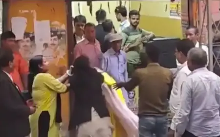 कचहरी में वकील और क्लाइन्ट में जमकर चले लात घूसे, video viral