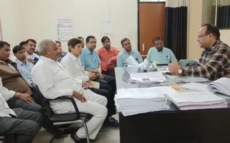 रेवेन्यू बार एसोसिएशन ने मुकदमा वापस न लेने से तीसरे दिन भी धरना जारी