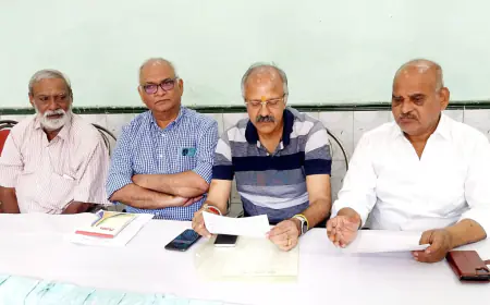 आगरा के " नगर निगम की कार्य शैली से आगरा का आम नागरिक उत्पीड़ित है