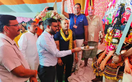 जिलाधिकारी प्रेम रंजन सिंह, एसएसपी राजेश कुमार सिंह ने रामलीला मैदान में माता काली का पूजन कर कार्यक्रम/शोभायात्रा का शुभारंभ किया