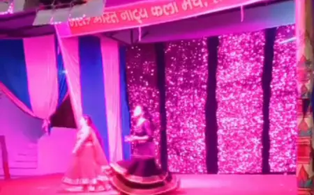 रामलीला मंच पर नचनियों के फूहड़ डांस का खाकी भी लेती रही मजा