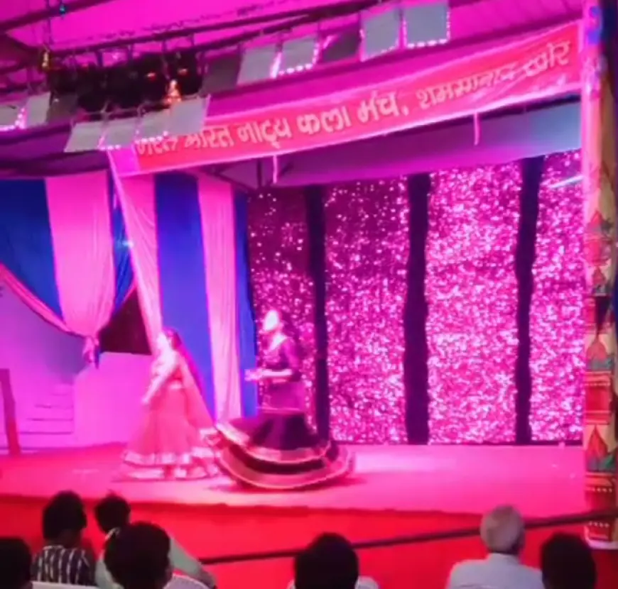 रामलीला मंच पर नचनियों के फूहड़ डांस का खाकी भी लेती रही मजा