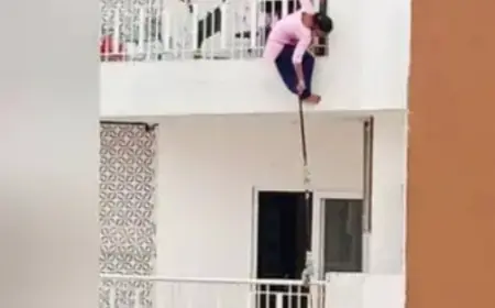 NOIDA रुमाल उठाने को 12 वीं मंजिल फ्लैट से लटकी महिला