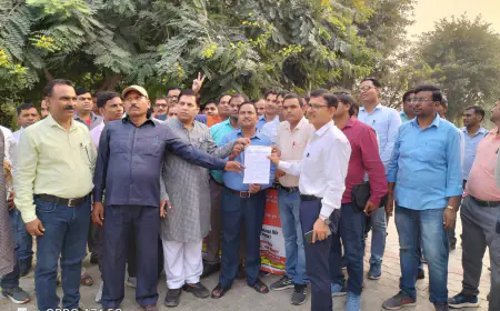 तीन सूत्रीय मांगों को लेकर माध्यमिक शिक्षा से जुड़े दस संगठनों द्वारा  मुख्यमंत्री को सम्बोधित ज्ञापन अतरिक्त जिलाधिकारी विनोद कुमार जोशी को सौपा