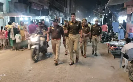 सुरक्षा  व्यवस्था की दृष्टि से पुलिस अधीक्षक कासगंज ने किया पैदल गश्त।